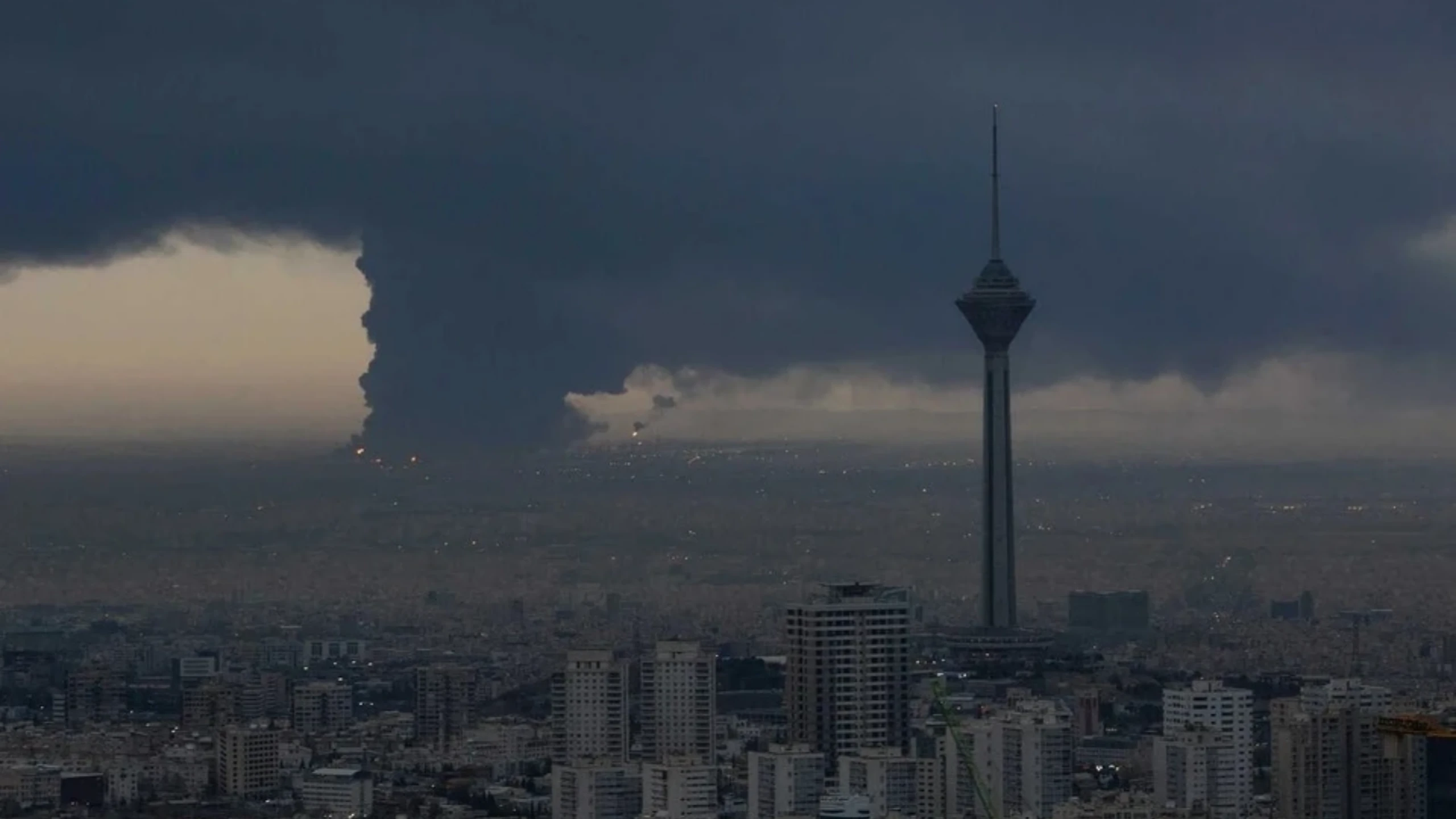 WHO cảnh báo “mưa đen” tại Iran có thể gây nguy cơ bệnh hô hấp cho người dân