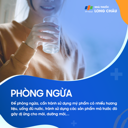Phòng ngừa khô môi hiệu quả bao gồm uống đủ nước và bảo vệ môi dưới ánh nắn