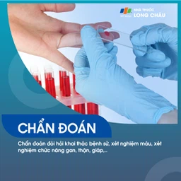 Bác sĩ da liễu đang kiểm tra và tư vấn cho bệnh nhân bị ngứa da