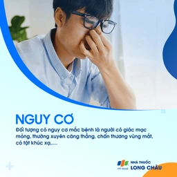 Người cao tuổi đeo kính đọc sách, một trong những đối tượng có nguy cơ cao mắc bệnh tăng nhãn áp.