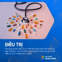 Bệnh nhân tiểu đường tuýp 2 đang uống thuốc hạ đường huyết theo hướng dẫn của bác sĩ, một phần của phác đồ điều trị