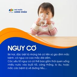 Bé trai, trẻ có người thân từng bị đái dầm, uống nhiều nước buổi tối, lo âu, hoặc có bệnh lý tiết niệu dễ bị đái dầm