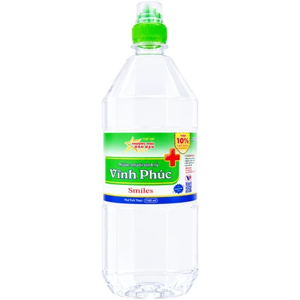Nước muối Vĩnh Phúc Smiles 1100ml natri clorid 0.9 giúp làm sạch răng, khử mùi hôi miệng