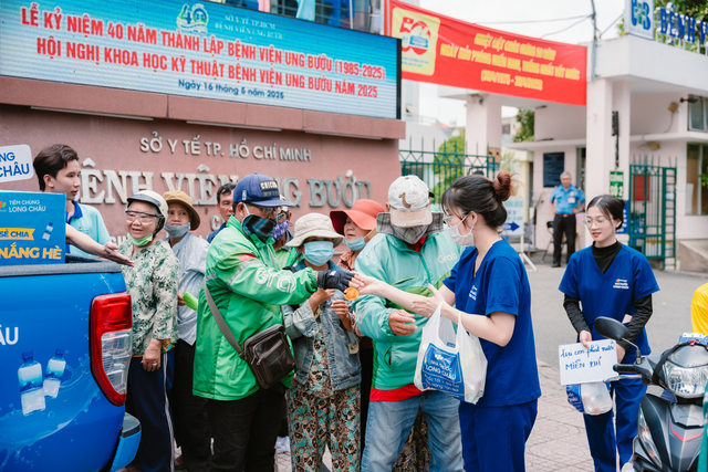 bai-viet/nhung-chai-nuoc-mien-phi-lam-mat-long-nguoi-dan-giua-nang-he-oi-a.html