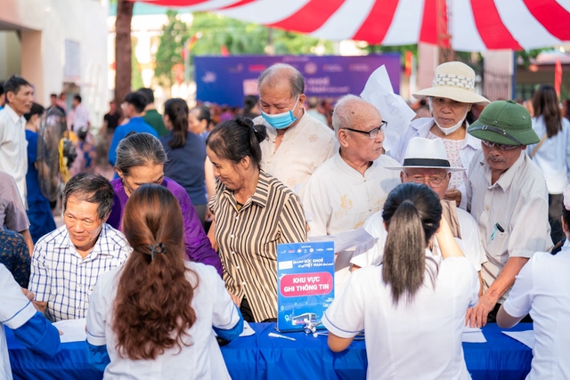 bai-viet/long-chau-cung-hoi-thay-thuoc-tre-va-cac-benh-vien-tuyen-trung-uong-cham-soc-suc-khoe-cong-dong-tai-xa-minh-chau.html