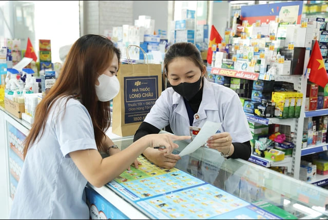 bai-viet/dua-thong-tin-len-hoa-don-va-web-fpt-long-chau-trao-quyen-tu-bao-ve-suc-khoe-cho-nguoi-dan.html