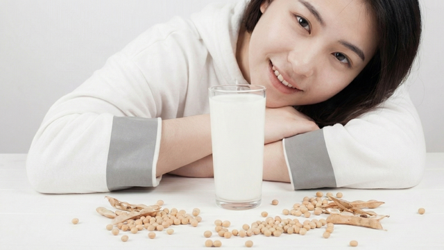 bai-viet/nu-gioi-uong-sua-dau-nanh-co-tot-khong-vi-sao.html