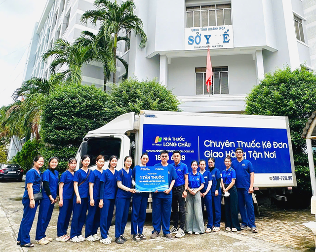 bai-viet/tung-doan-xe-cuu-tro-noi-nhau-long-chau-toan-luc-trao-them-3-tan-thuoc-va-vat-tu-y-te-ho-tro-nguoi-dan-mien-trung.html