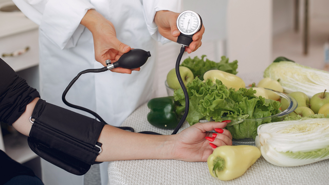 bai-viet/15-thuc-pham-giup-ho-tro-kiem-soat-huyet-ap-an-the-nao-moi-thuc-su-hieu-qua.html