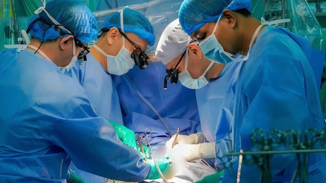 bai-viet/benh-vien-dai-hoc-y-duoc-tp-hcm-thuc-hien-thanh-cong-2-ca-ghep-tim-va-gan-trong-1-dem-10009.html