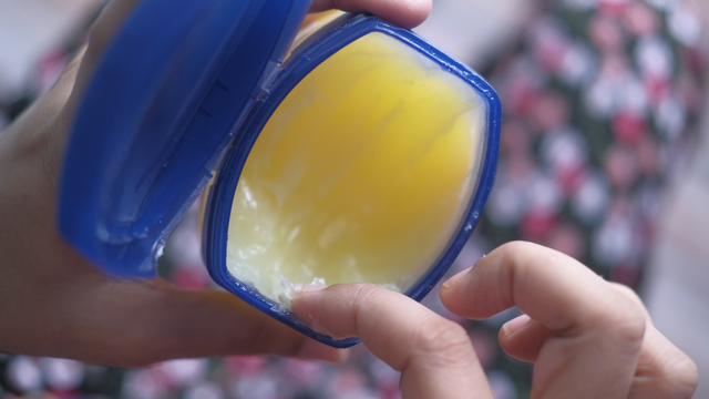 bai-viet/cach-duong-da-tay-bang-vaseline-tai-nha-va-luu-y-khi-thuc-hien.html