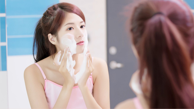 bai-viet/co-nen-dung-sua-rua-mat-vao-buoi-sang-khong.html