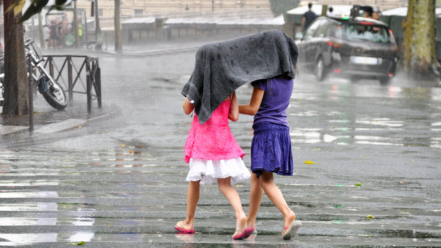 bai-viet/mua-nang-that-thuong-cha-me-nen-lam-gi-de-tre-do-om.html