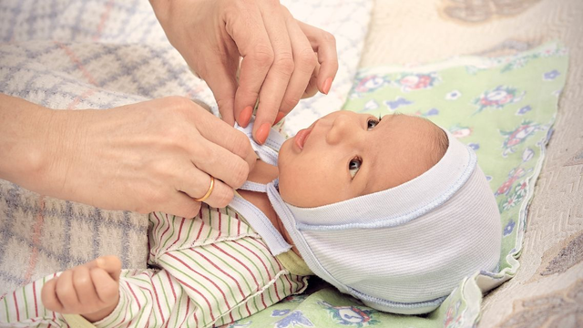 bai-viet/nen-doi-mu-cho-tre-so-sinh-den-khi-nao-cach-giu-am-dau-cho-be-dung-cach.html