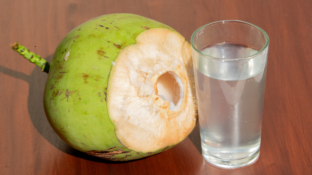 bai-viet/quan-he-xong-uong-nuoc-dua-co-anh-huong-den-suc-khoe-khong.html