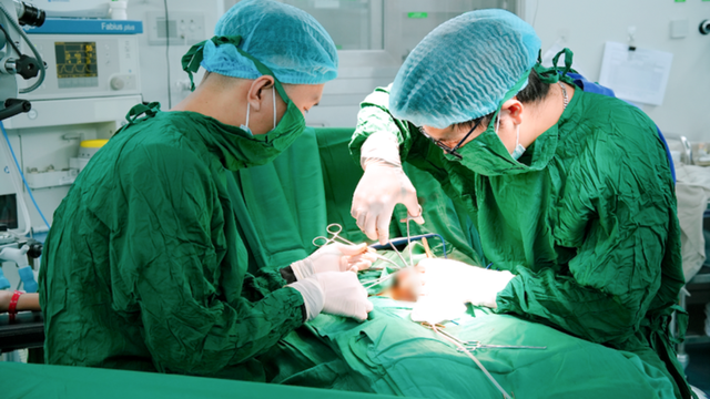 bai-viet/sau-2-ngay-dau-vung-kin-be-trai-14-tuoi-buoc-cat-bo-mot-ben-tinh-hoan-hoai-tu-10009.html