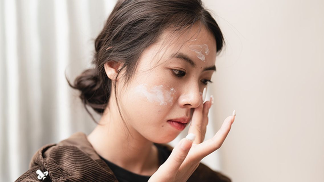 bai-viet/tai-sao-boi-kem-chong-nang-bi-moc-lam-the-nao-de-khac-phuc.html