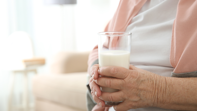 bai-viet/12-thuc-pham-bo-sung-canxi-cho-nguoi-lon-tuoi-khong-nen-bo-lo.html