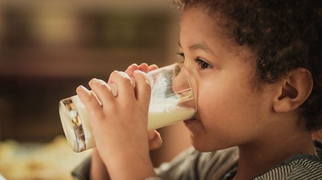 bai-viet/ban-ngay-uong-sua-tuoi-ban-dem-uong-sua-cong-thuc-duoc-khong.html