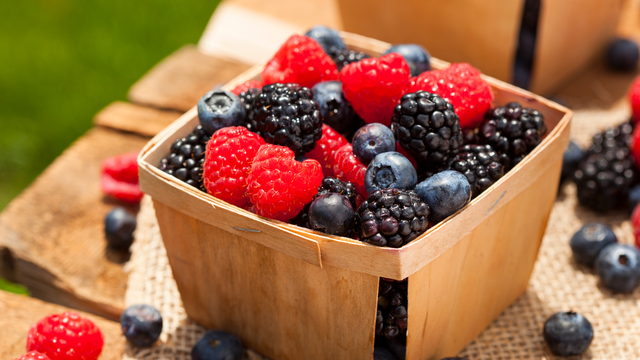 bai-viet/5-loai-qua-tu-nhien-giup-han-che-toc-bac-som.html