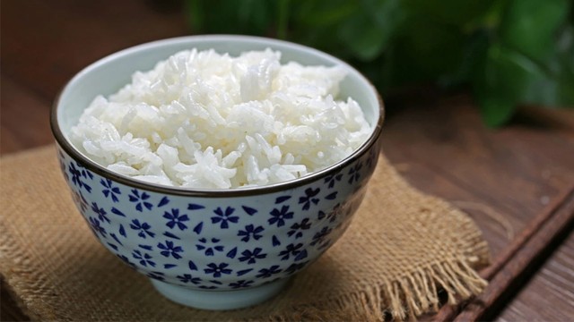 bai-viet/com-de-tu-lanh-duoc-bao-lau-giai-thich-chi-tiet.html