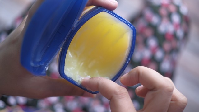 bai-viet/khi-nao-boi-vaseline-len-hinh-xam-va-cong-dung-cua-vaseline.html