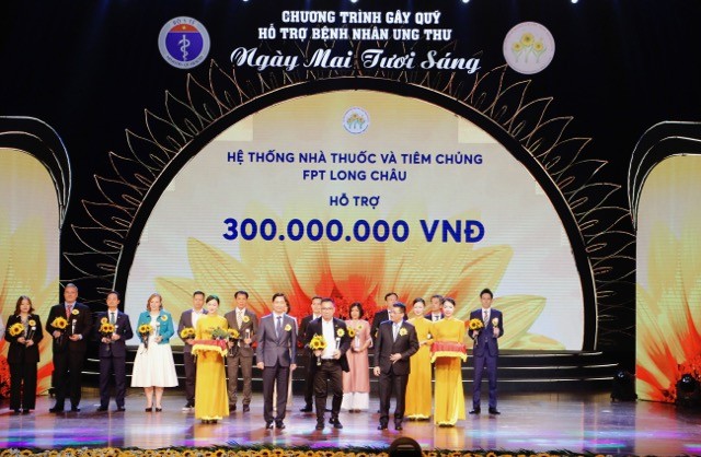 bai-viet/fpt-long-chau-trao-300-trieu-dong-cho-quy-ho-tro-benh-nhan-ung-thu.html