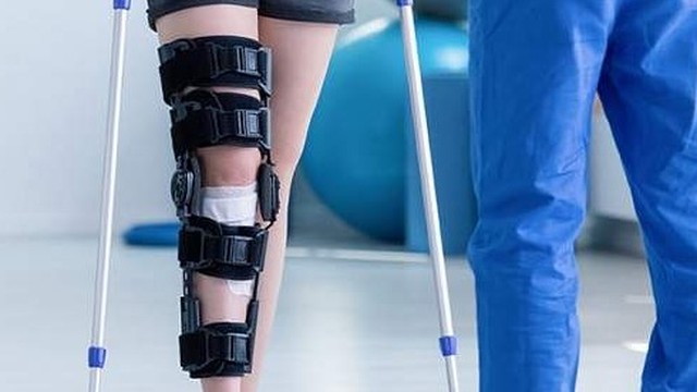 bai-viet/giai-dap-thac-mac-nguoi-bi-gay-xuong-bat-vit-co-di-may-bay-duoc-khong.html