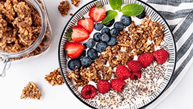 bai-viet/an-sang-bang-granola-co-tot-khong-5-ly-do-khien-granola-tro-thanh-mot-bua-sang-hoan-hao-68633.html