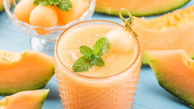 bai-viet/ba-bau-uong-nuoc-ep-dua-luoi-duoc-hay-khong-luu-y-khi-uong-nuoc-ep-dua-luoi-me-nen-biet.html