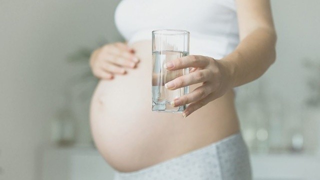 bai-viet/ba-bau-uong-nuoc-khoang-co-ga-duoc-khong-64562.html