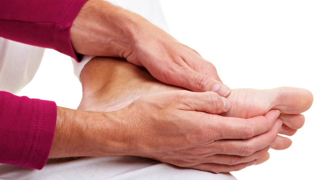 bai-viet/benh-te-bi-chan-tay-o-nguoi-gia-la-gi-cach-phong-va-chua-benh-the-nao.html