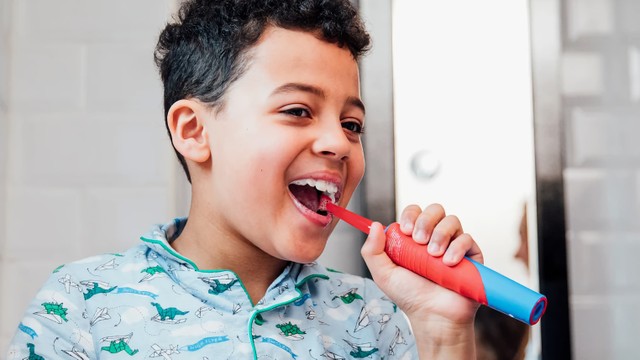 bai-viet/ban-chai-dien-tre-em-oral-b-vitality-d12-disney-cars-loai-bo-sach-mang-bam-tren-rang.html