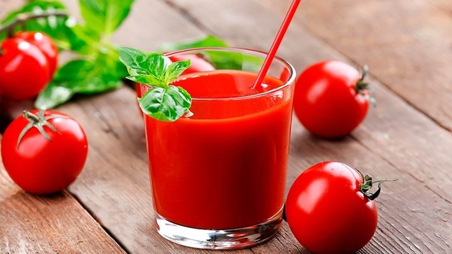 bai-viet/bau-uong-nuoc-ep-ca-chua-duoc-khong-loi-ich-va-cach-lam-don-gian.html