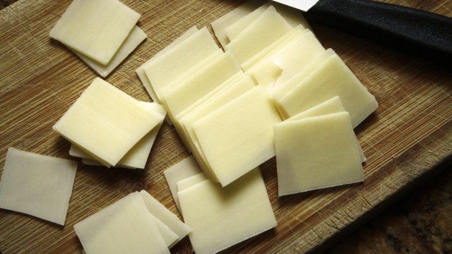 bai-viet/be-may-thang-an-duoc-pho-mai-tach-muoi-loi-ich-va-mot-so-luu-y-cha-me-can-biet.html