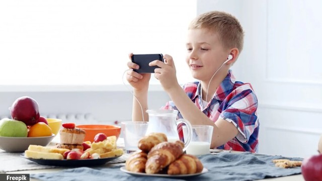 bai-viet/be-xem-dien-thoai-moi-chiu-an-tac-hai-va-cach-xu-ly-nhu-the-nao.html