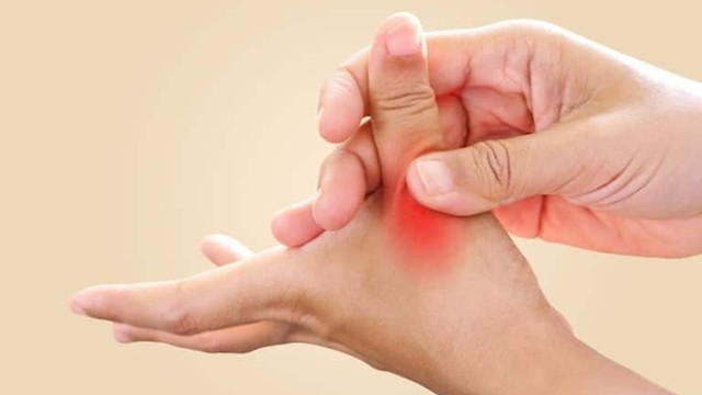 bai-viet/benh-nhan-bi-cung-khop-ngon-tay-sau-bo-bot.html