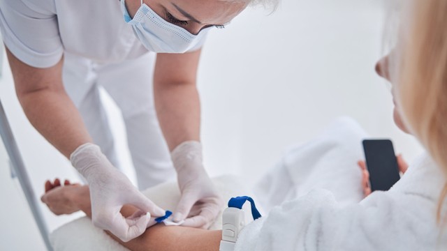 bai-viet/nhung-nguy-co-tiem-an-khi-tu-truyen-dich-tai-nha.html