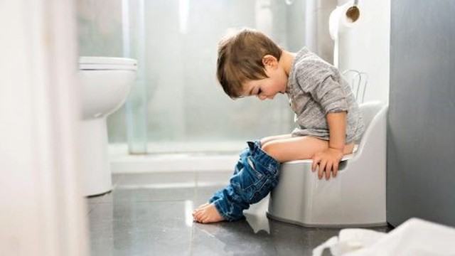 bai-viet/bo-me-can-phai-xu-tri-nhu-the-nao-khi-thay-tre-di-ngoai-ra-mau.html