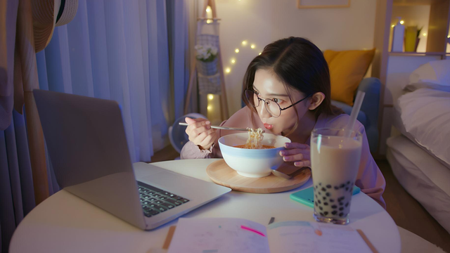 bai-viet/cac-thoi-quen-nen-tranh-sau-17h-de-kiem-soat-duong-huyet.html