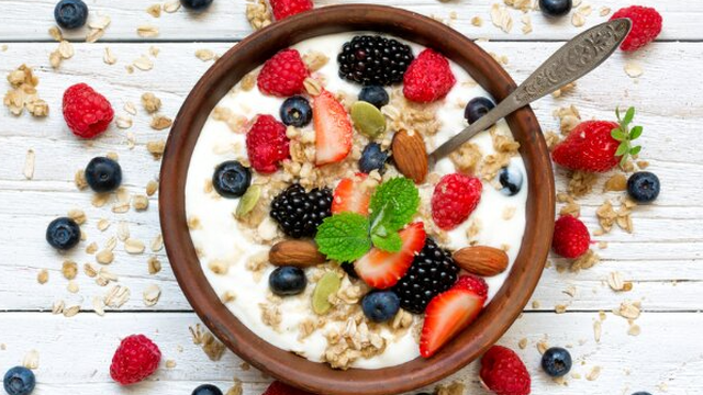 bai-viet/cach-an-granola-voi-sua-chua-sieu-don-gian-ban-nen-thu-68628.html