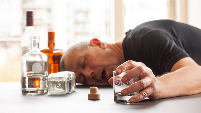 bai-viet/cach-cham-soc-nguoi-say-ruou-bia-nhu-the-nao-de-dam-bao-suc-khoe.html