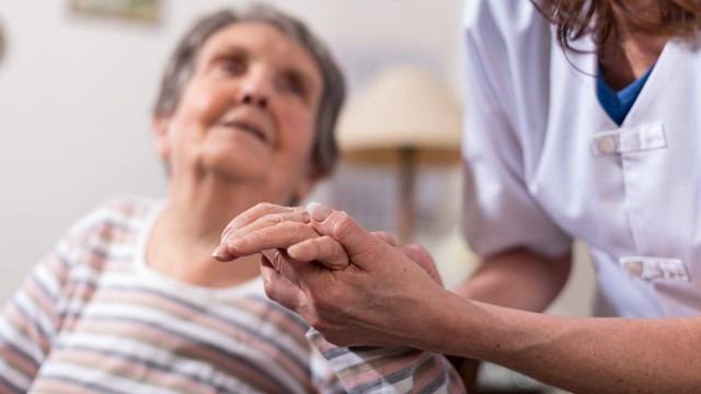 bai-viet/cach-cho-nguoi-liet-di-ve-sinh-thuan-tien-va-dam-bao-an-toan.html