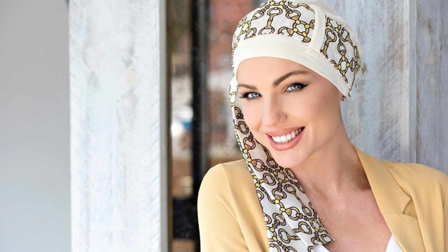 bai-viet/cach-chon-khan-quang-co-mu-va-khan-xep-cho-benh-nhan-ung-thu-bi-rung-toc-53839.html