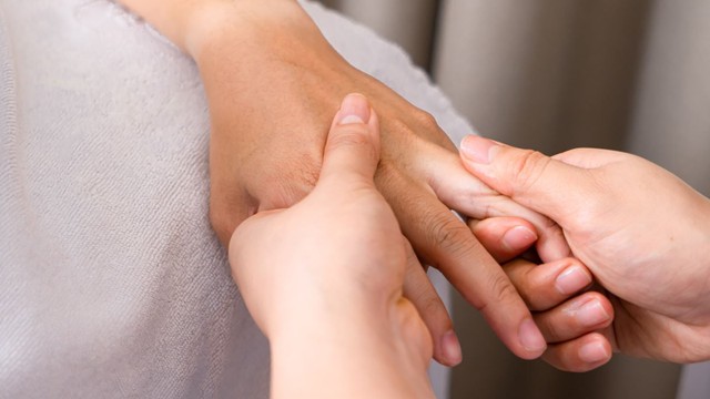 bai-viet/cach-chua-dau-khop-ngon-tay-tai-nha-52519.html