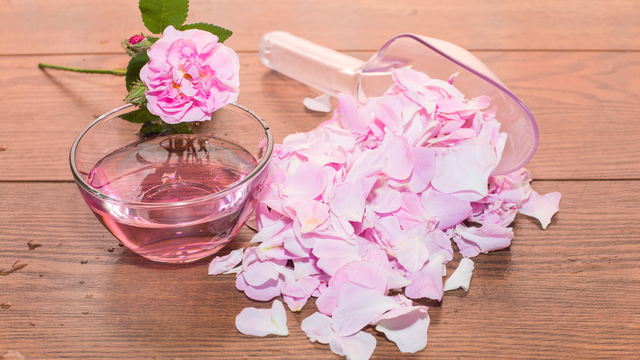 bai-viet/cach-chung-cat-nuoc-hoa-hong-tai-nha-an-toan-lanh-tinh-va-tiet-kiem.html