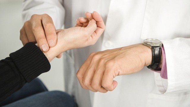 bai-viet/cach-do-nhip-tim-tai-nha-an-toan-va-chinh-xac.html