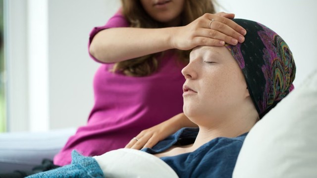 bai-viet/cach-ha-sot-cho-nguoi-bi-ung-thu-luu-y-quan-trong-giup-tranh-bien-chung.html