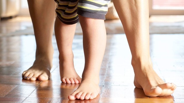 bai-viet/ban-chan-xoay-trong-o-tre-cach-nhan-biet-va-dieu-tri-hieu-qua.html