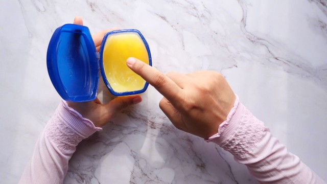 bai-viet/huong-dan-cach-su-dung-vaseline-cho-da-mat.html